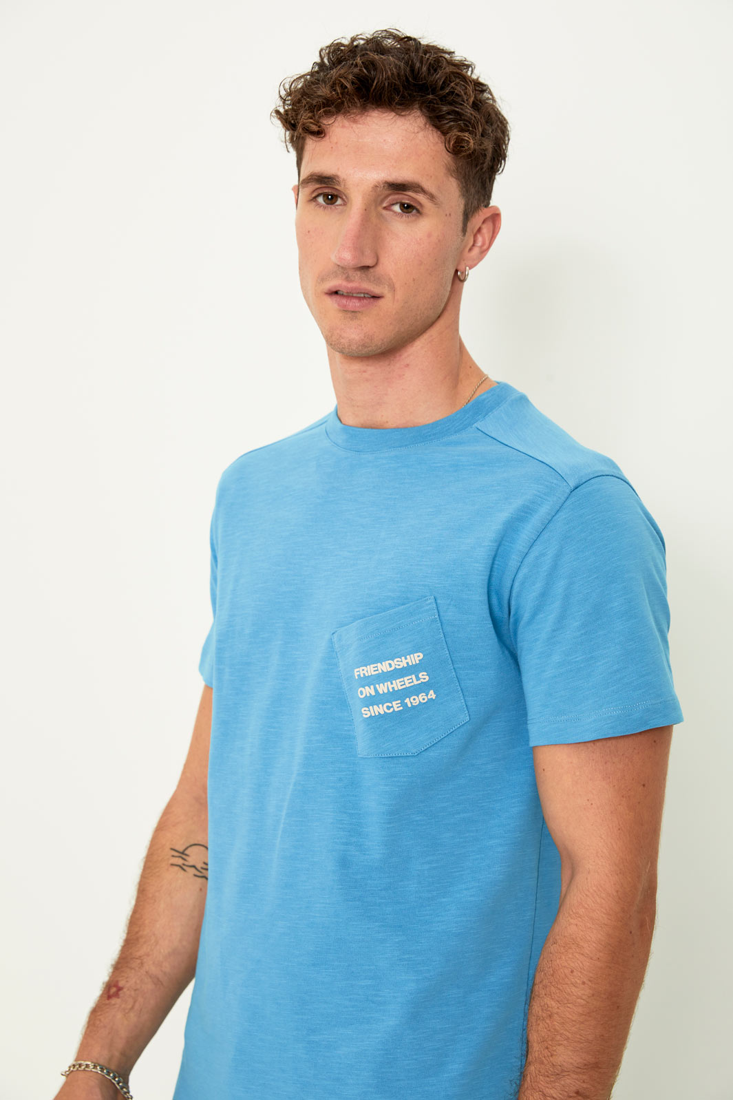 Camiseta bolsillo Friends (Azul claro)